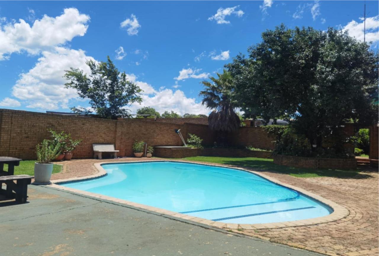 A Pousada Backpackers Connection @ Jnb Airport Benoni Exterior foto